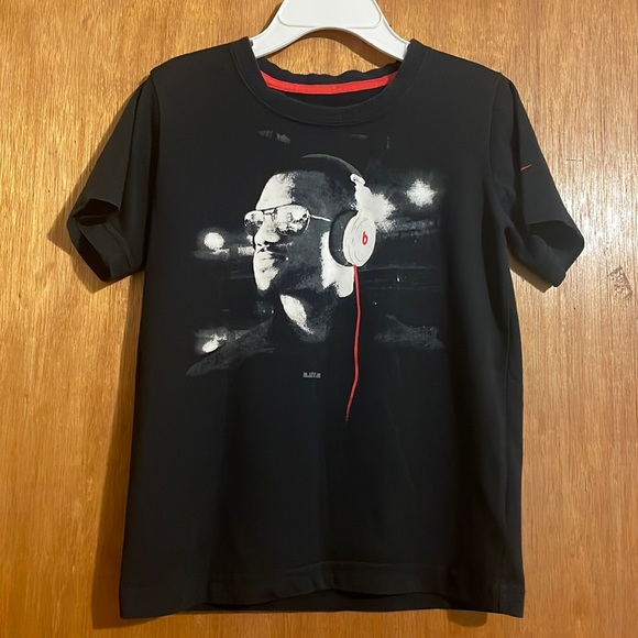 •NIKE•BLACK AND RED NIKE SHORT SLEEVE TEE COLLAB WITH BEATS HEADPHONES SIZE 4 - Picture 2 of 6